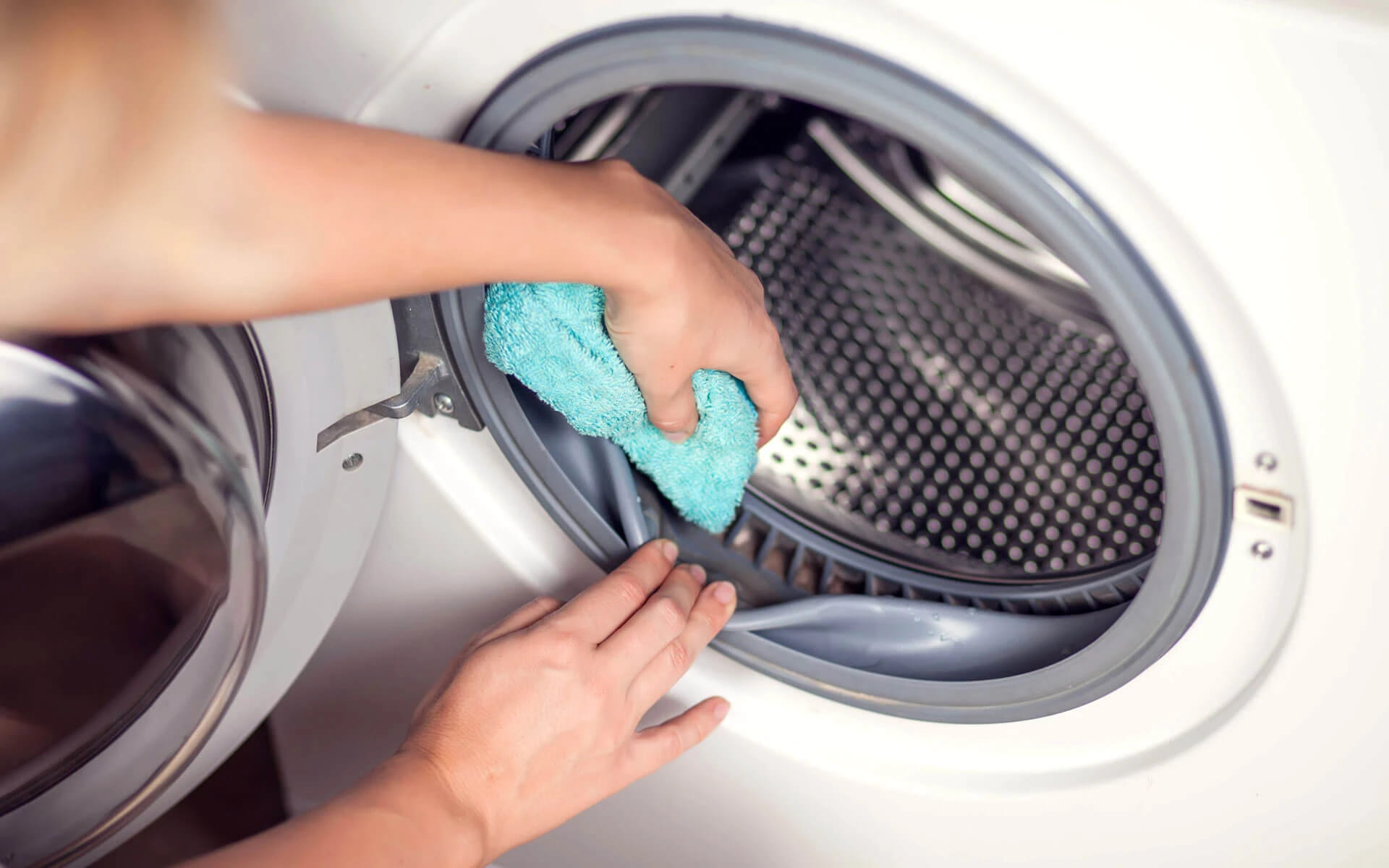 Washing machine cleaning methods